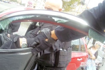 В Чехии ребенок случайно оказался заперт в машине. Помогли полицейские