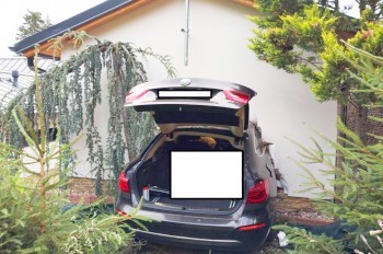 В Чехии водитель BMW въехал в чужой дом