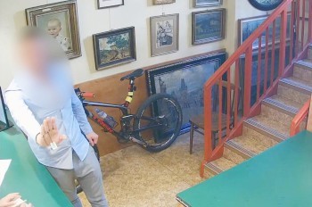 В Праге мужчина украл из антикварного магазина кольцо за 1,5 млн крон: видео