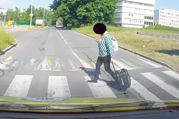 В Чехии медики опубликовали видеоподборку бестолковых пешеходов