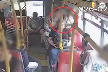 Двое мужчин ограбили подростка в пражском автобусе: видео