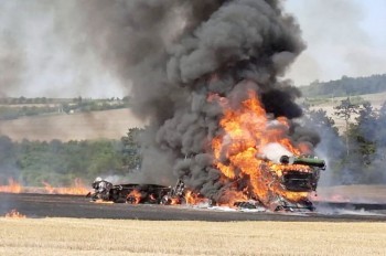 В Чехии во время работы в поле сгорел дорогой комбайн