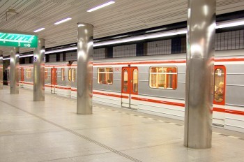 В Праге очевидцы спасли пенсионерку, упавшую на рельсы в метро