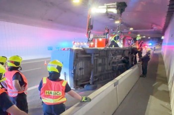 В Праге пьяный водитель перевернул свой фургон в тоннеле