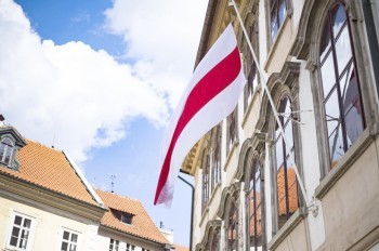 Сенат Чехии вывесил исторический флаг Беларуси в знак поддержки оппозиции