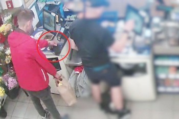 В Праге неизвестный присвоил забытый на кассе бумажник: видео