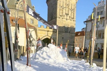 Карлов мост в центре Праги засыпало снегом