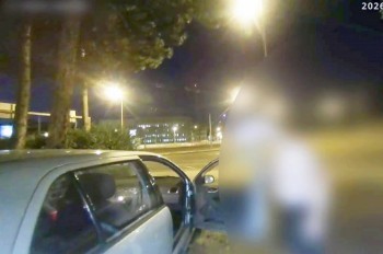 В Чехии пьяный водитель потерял шину и напал на полицейских: видео